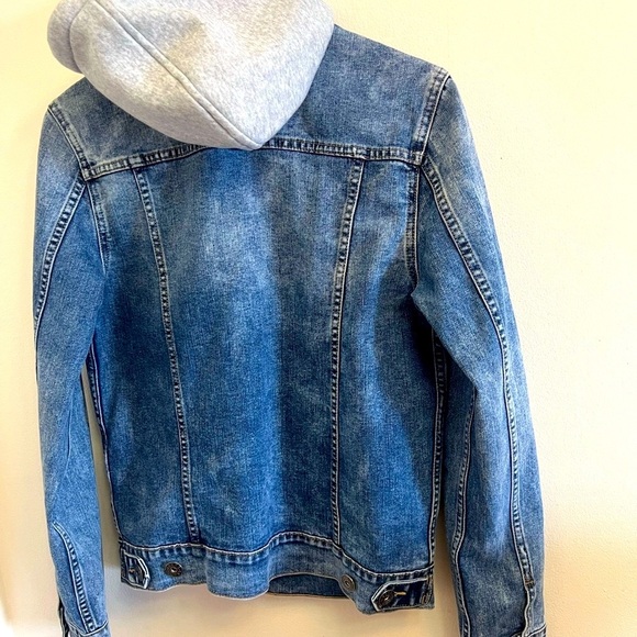 ⭐️New With Out Tag Guess Blue Denim Jacket with Gray Hood⭐️ - Picture 9 of 13